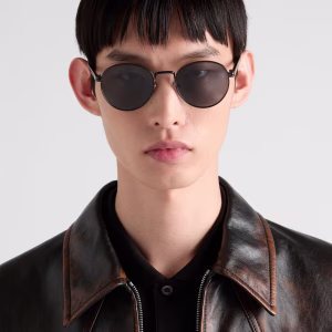 prada İkonik metal plakalı güneş gözlüğü